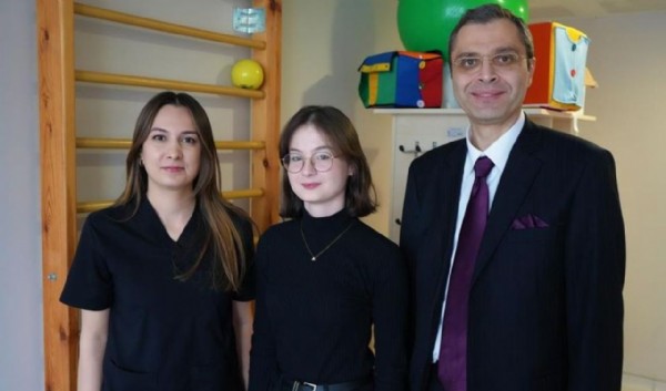 Dünyada tek vaka! Eklemleri yerinden çıkıyor